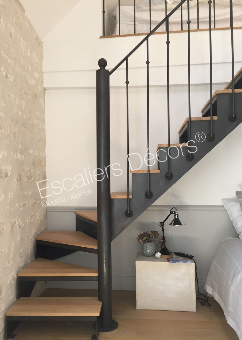 Photo DT112 - ESCA'DROIT® 1/4 Tournant Bas. Escalier d'intérieur style 'bistrot' en métal et bois pour une décoration classique de caractère. Vue 2